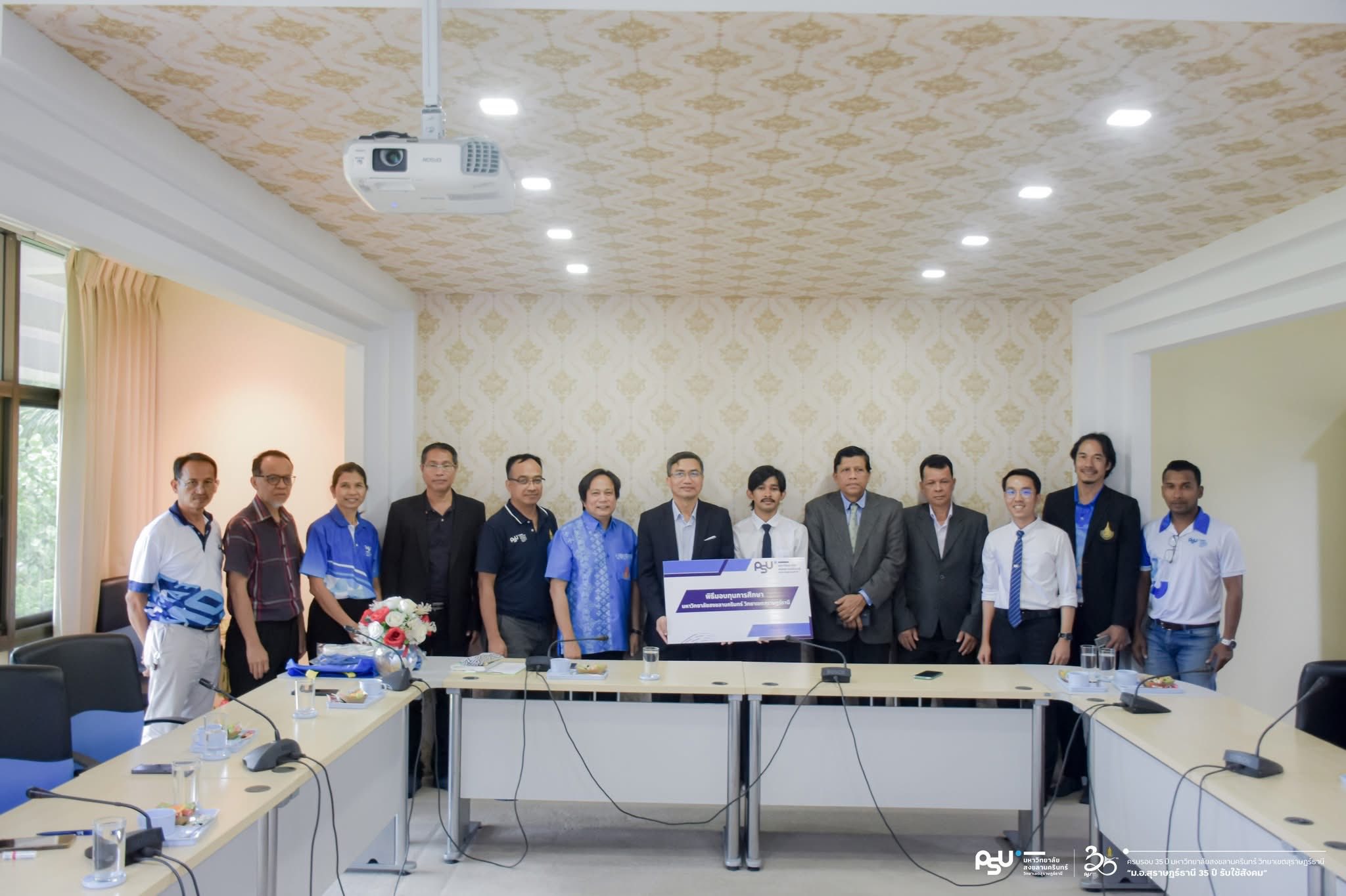 ขอแสดงความยินดีกับ นายฟัชรี มะมุ นักศึกษาชั้นปีที่ 3 สาขาการจัดการงานวิศวกรรม ที่ได้รับทุนการศึกษา จากชมรมศิษย์เก่ามุสลิม